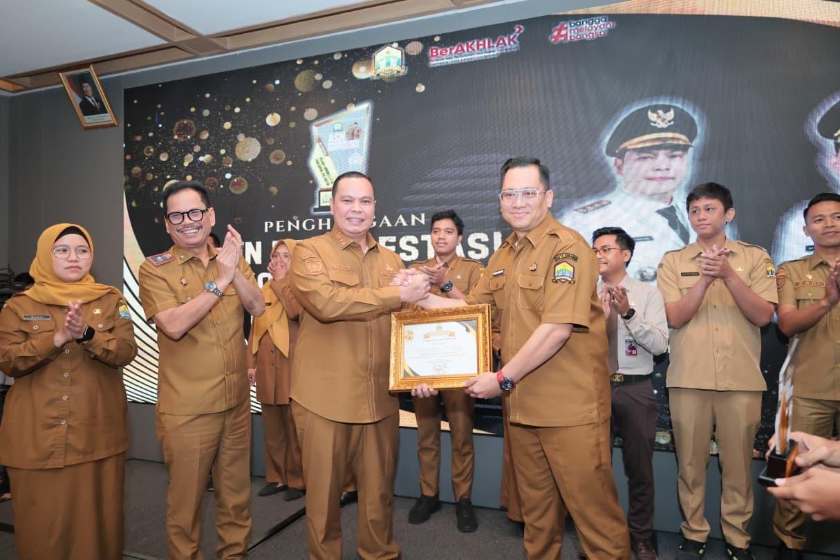 sekretaris bpkad meraih Penghargaan ASN Kota Serang Berprestasi
