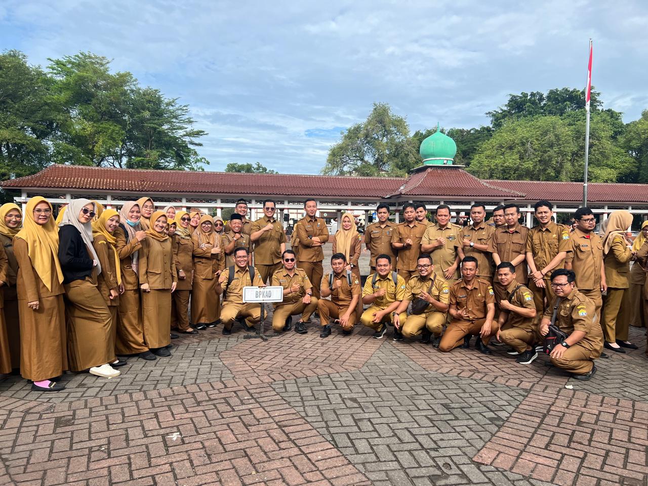 Para Pegawai BPKAD Kota Serang Mengikuti Apel Pagi Bersama Ribuan ASN dari berbagai Organisasi Perangkat Daerah (OPD)